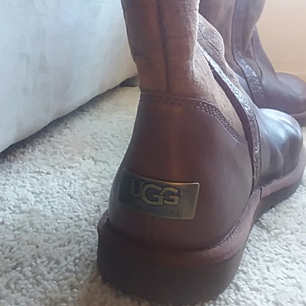 UGG Boots Size 9 - Picture 3 of 5